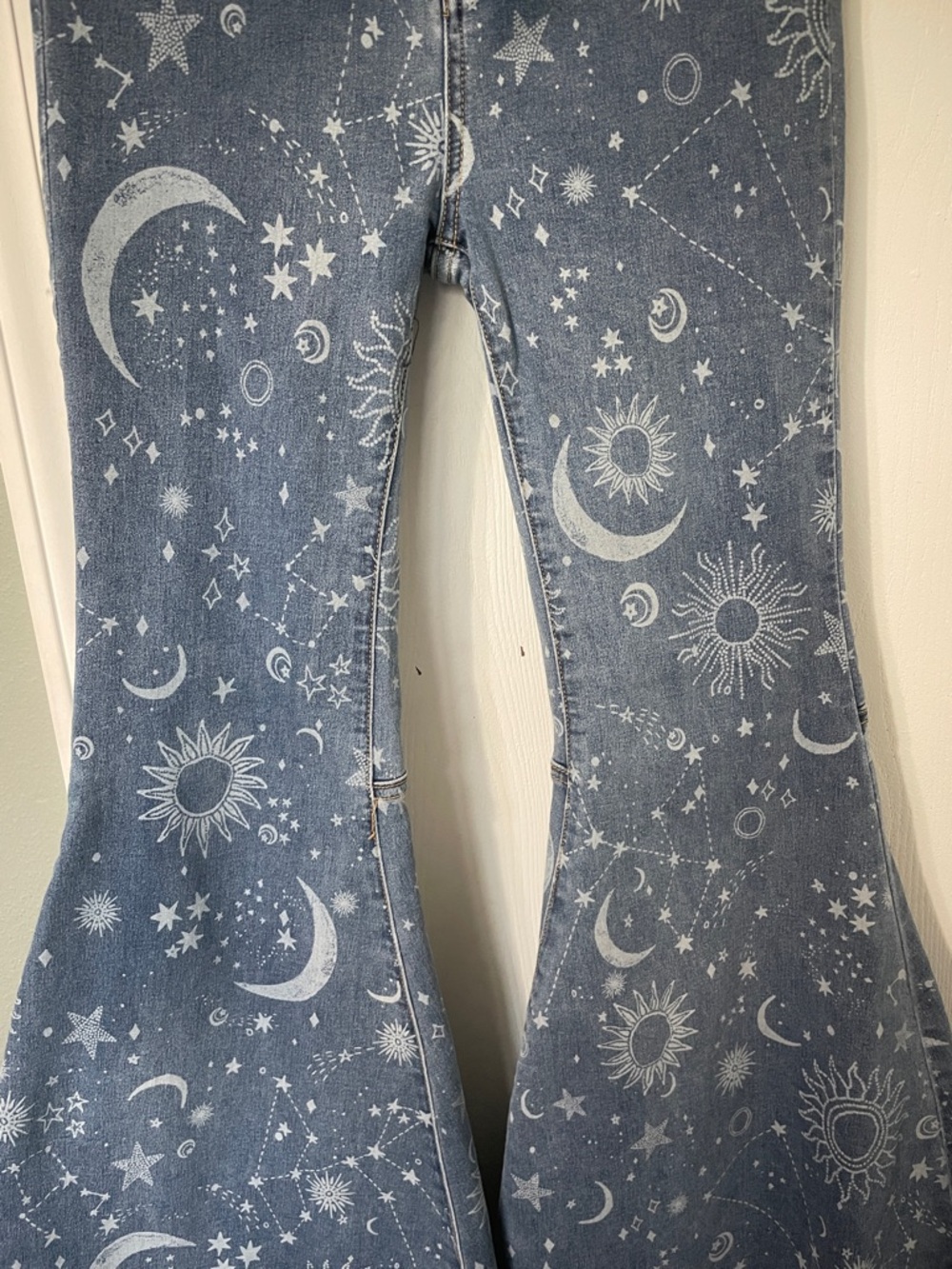 Free People Just Float On Flare Jeans Like New Size 26 Celestial Moon Stars - Picture 8 of 12